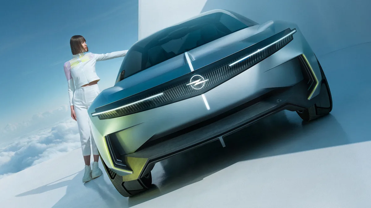 Opel Experimental Coupé Concept prata de frente com uma mulher segurando a porta