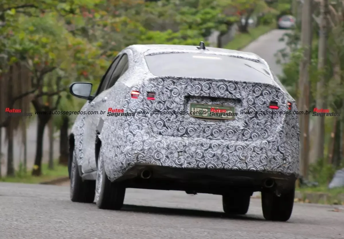 Traseira do Fiat Fastback reestilizado camuflado de preto e branco e com lanternas acesas