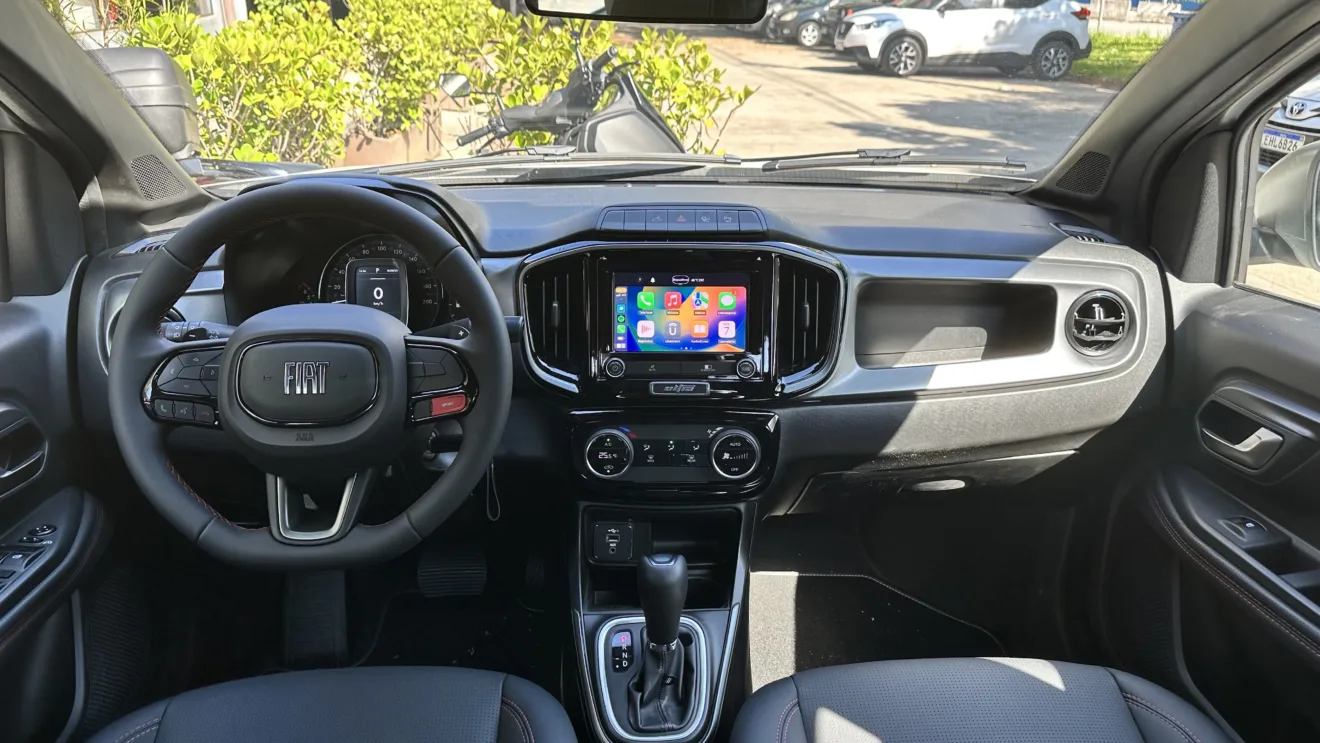 Interior da Fiat Strada Ultra com painel de instrumentos e central multimídia ligados