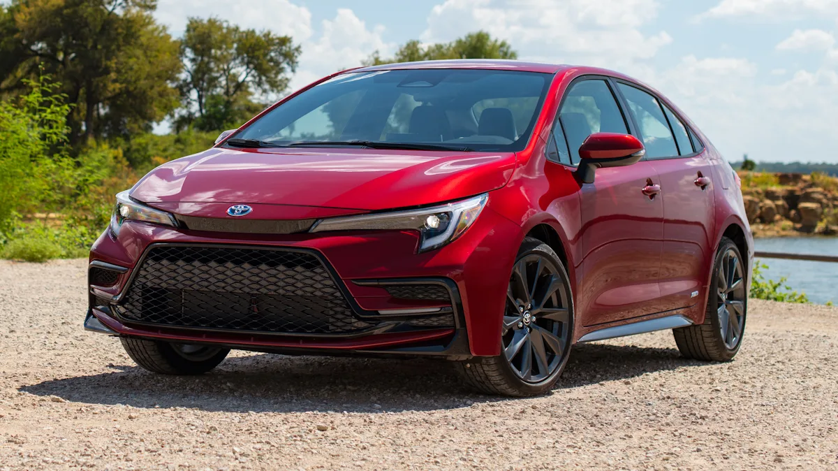 toyota corolla americano vermelho de frente 