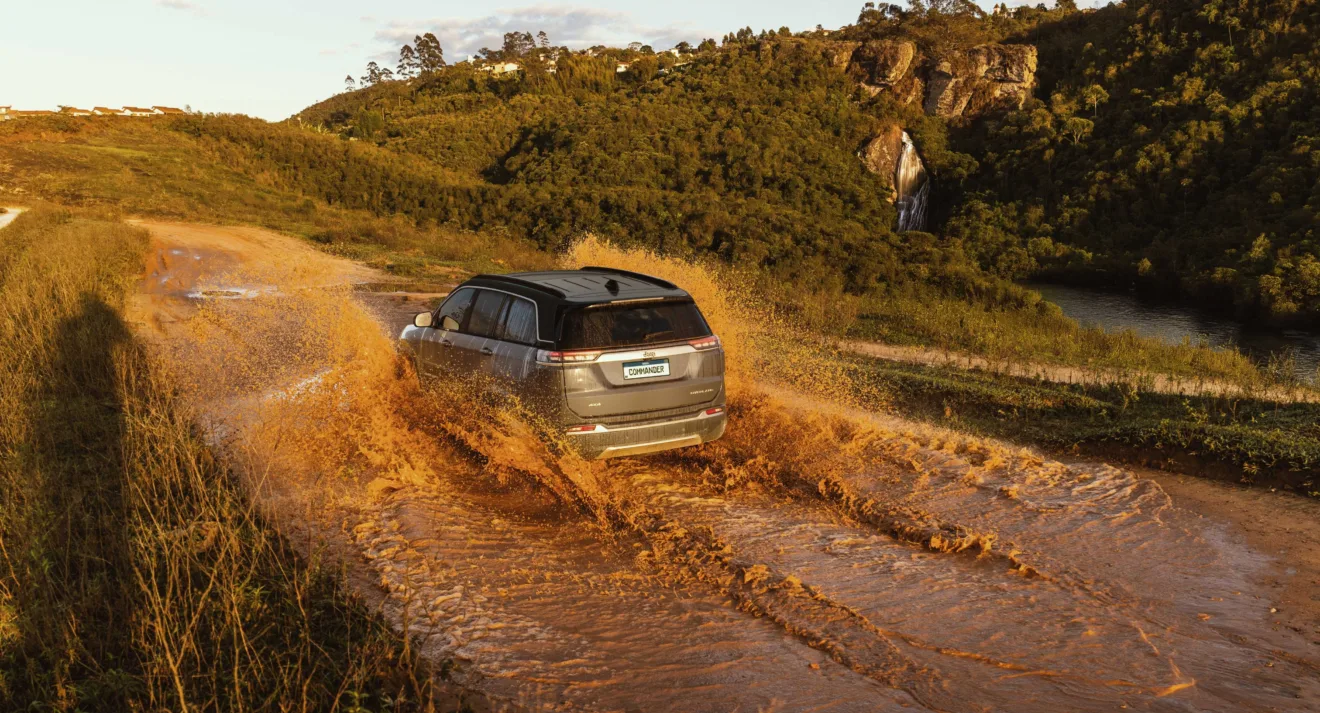 Jeep Commander Overland no off-road passando no barro