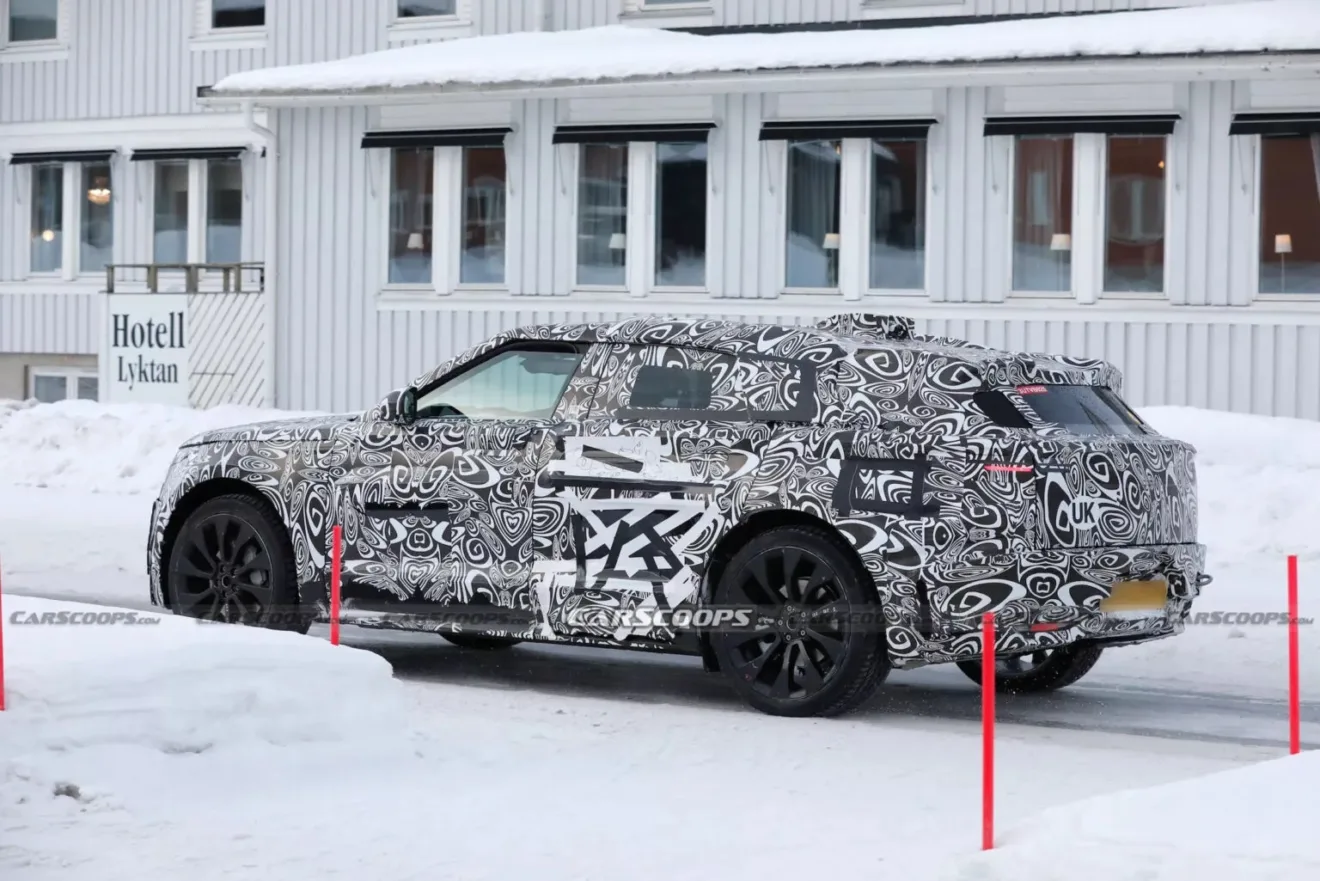 Protótipo do Land Rover Range Rover Velar elétrico, camuflado de preto e branco, visto de lado e com neve ao fundo