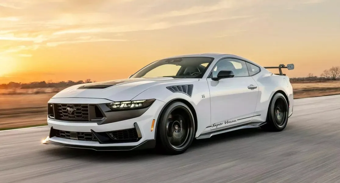 Hennessey Super Venom branco em movimento na estrada é um Mustang com aprimoramentos técnicos