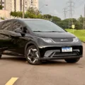 BYD Dolphin GS preto de frente no meio de uma rua - Carros chineses que compraríamos