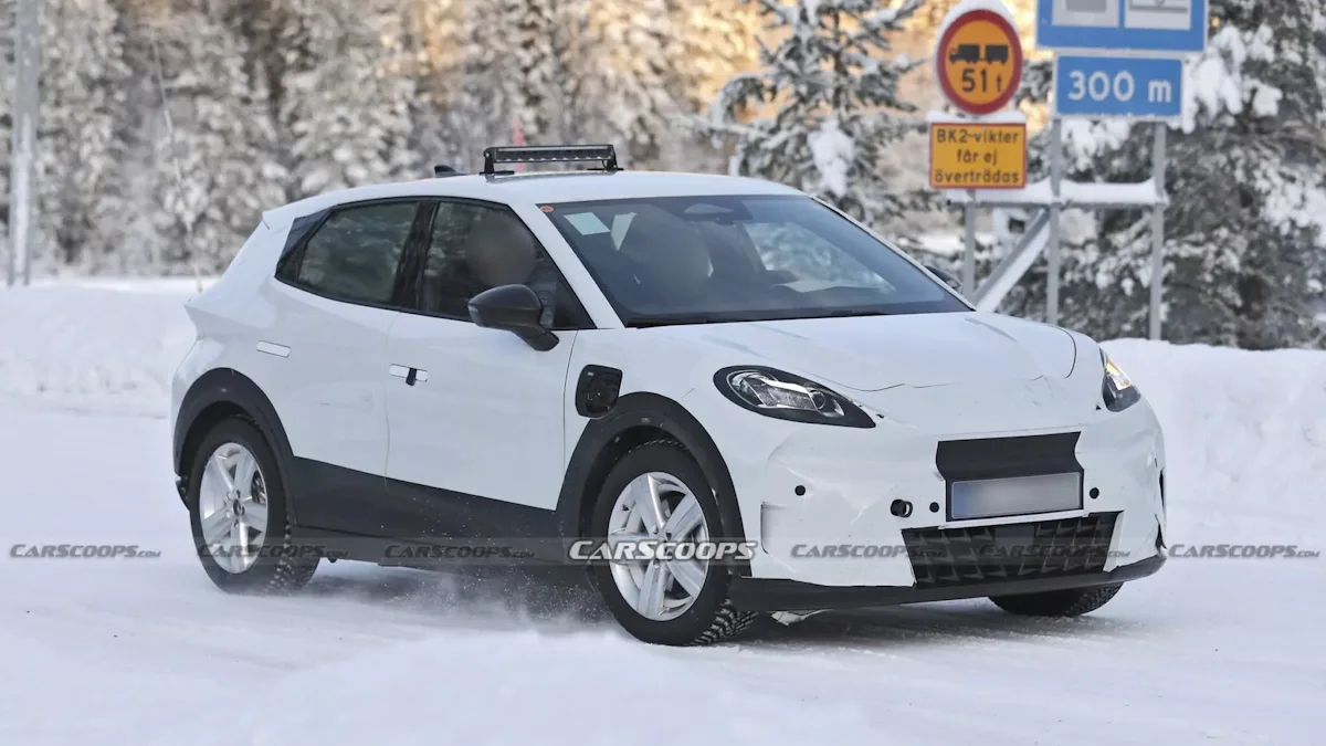 Cupra Raval branco de frente com camuflagem andando na neve