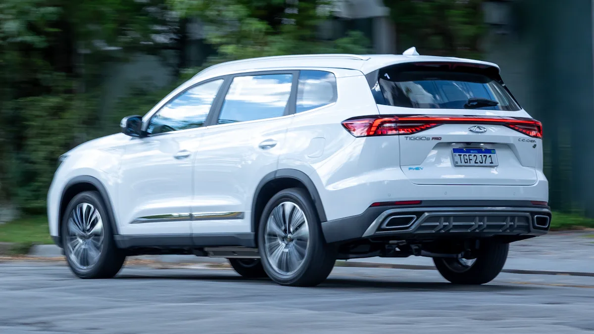 CAOA Chery Tiggo 8 PHEV branco de traseira andando em uma rua