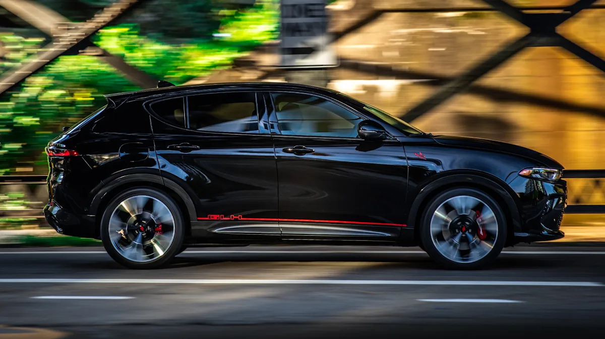 Dodge Hornet GLSH Concept preto de lateral 