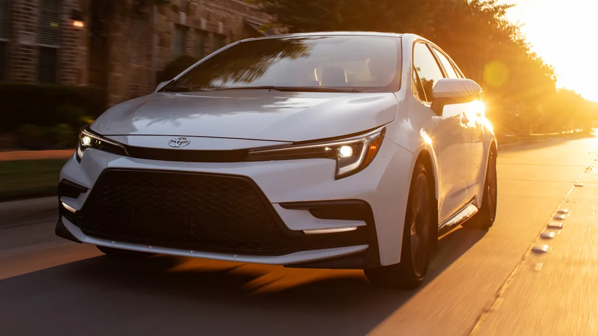 Toyota Corolla EUA branco de frente com um por do sol ao fundo