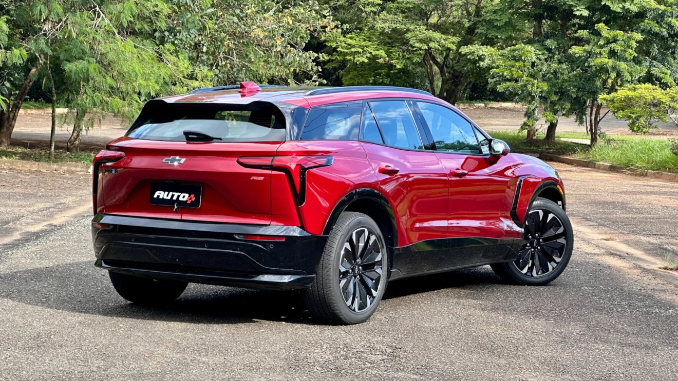 Chevrolet Blazer EV vermelho de traseira em um estacionamento com árvores ao fundo