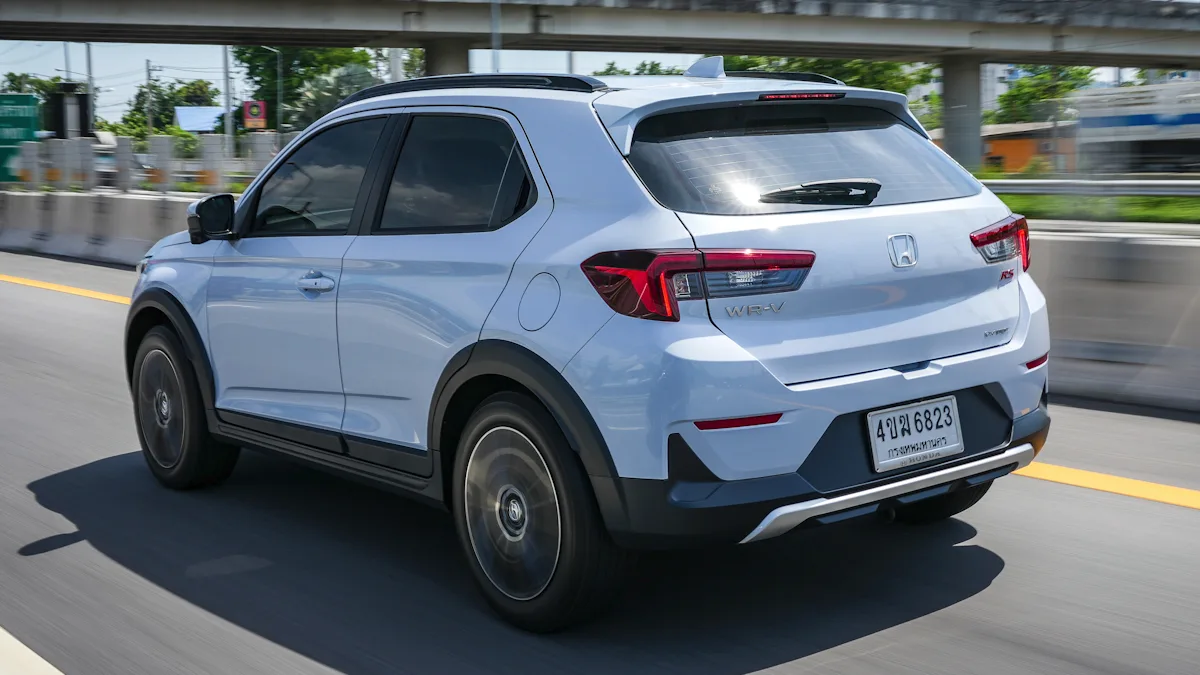 Honda WR-V branco em uma estrada