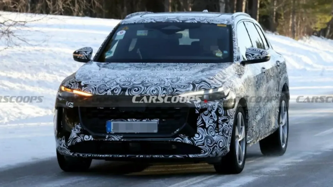 Protótipo do novo Porsche Macan a combustão usando o Audi Q5 de base, camuflado, com faróis acesos, visto de frente e com neve ao fundo