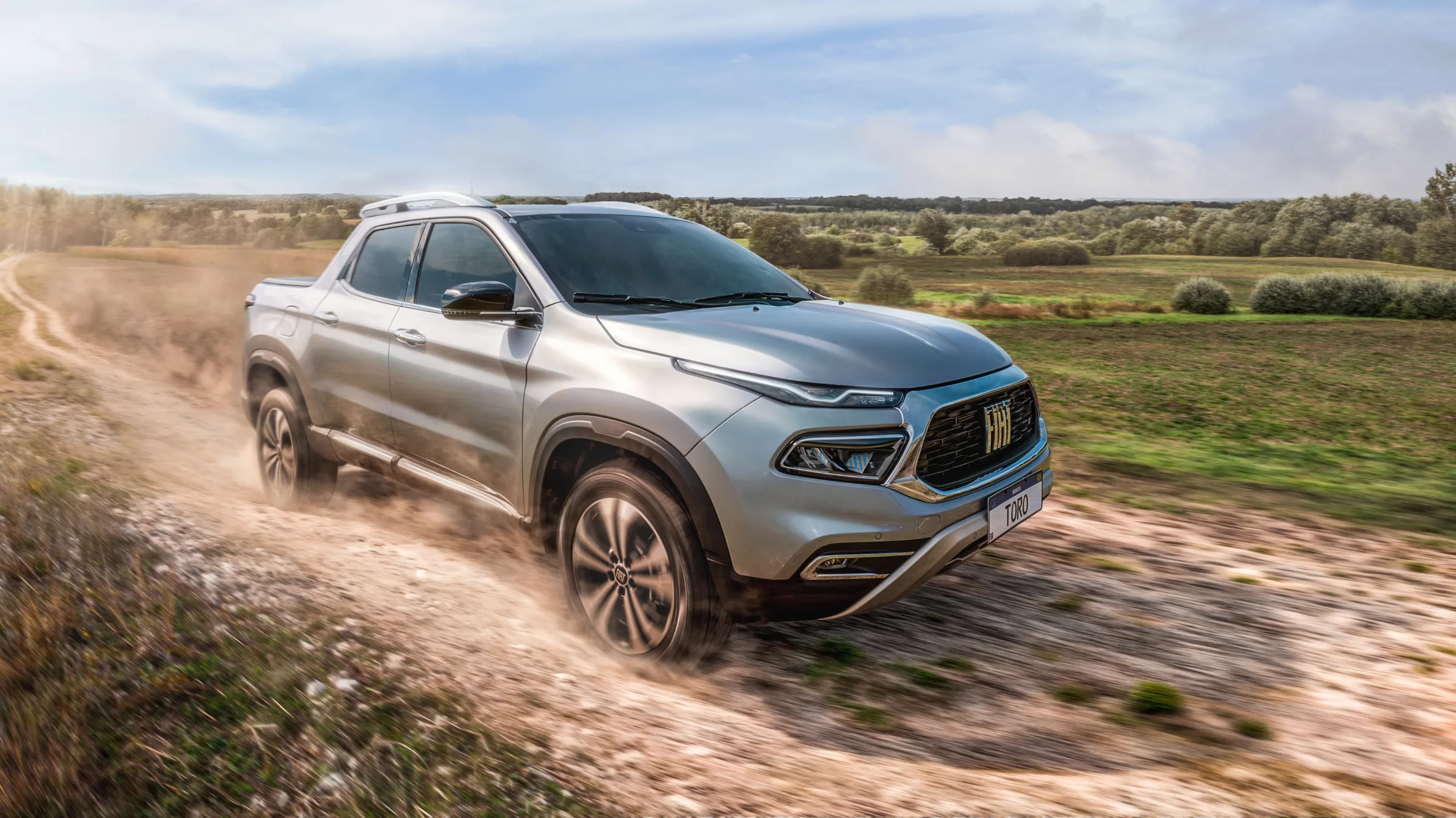 Fiat Toro Volcano 2.2 prata, vista de frente e andando em estrada de terra - Lançamentos Fiat 2025