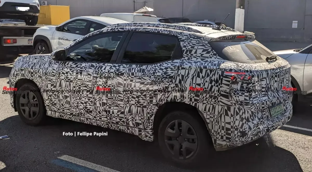 Volkswagen Tera camuflado de preto e branco, visto de trás, com detalhes pretos e carros ao redor