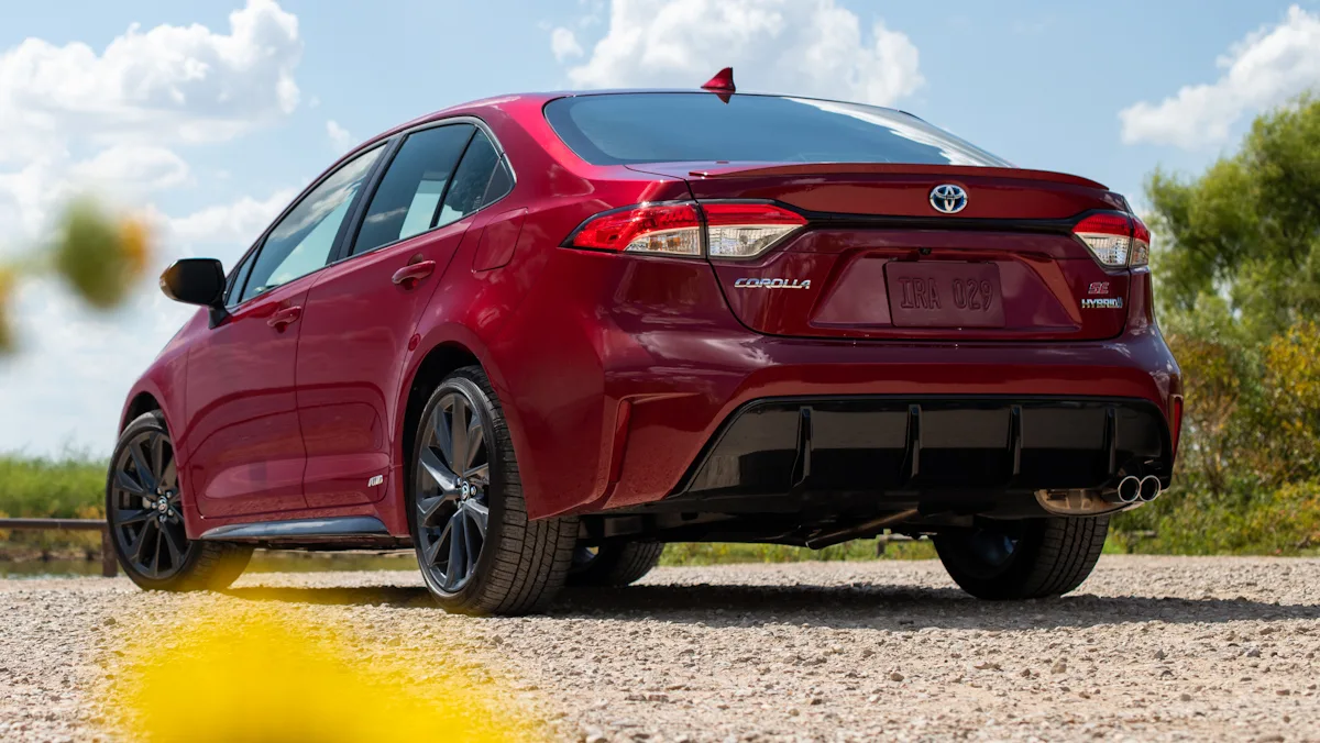 toyota corolla americano vermelho de traseira