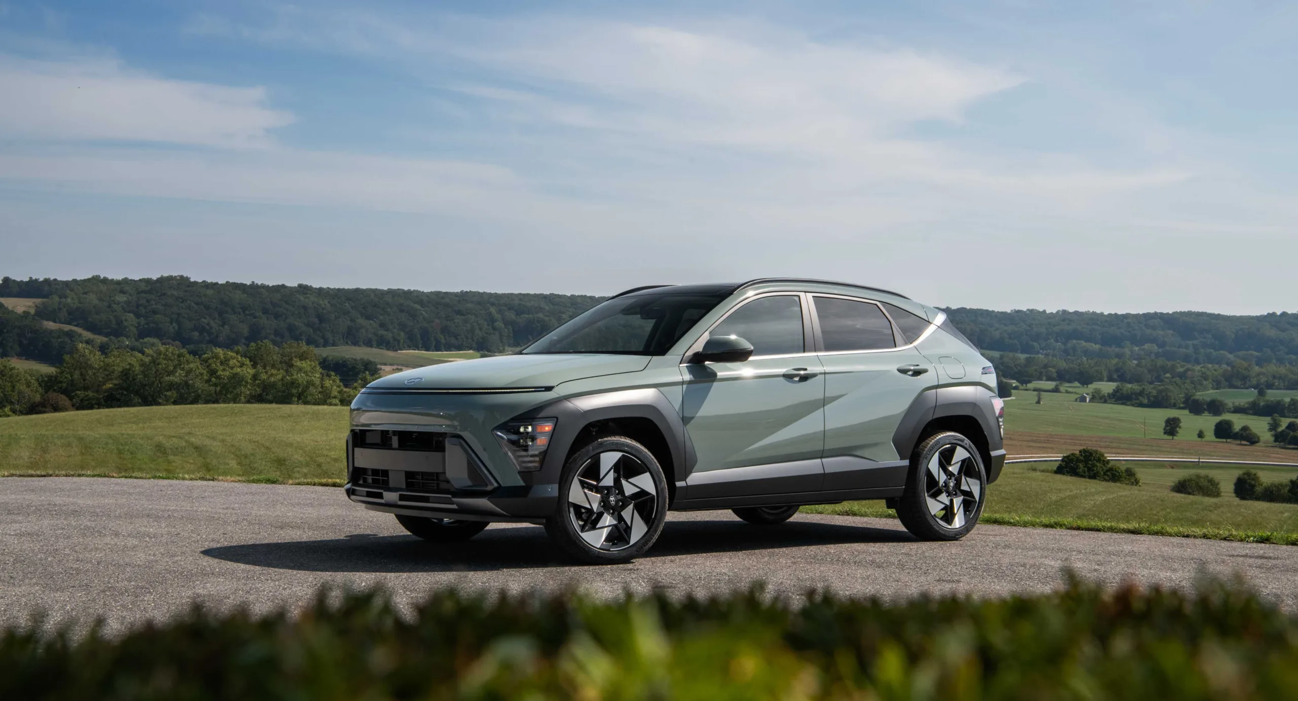 Novo Hyundai Kona Hybrid parado de dianteira com montanhas ao fundo