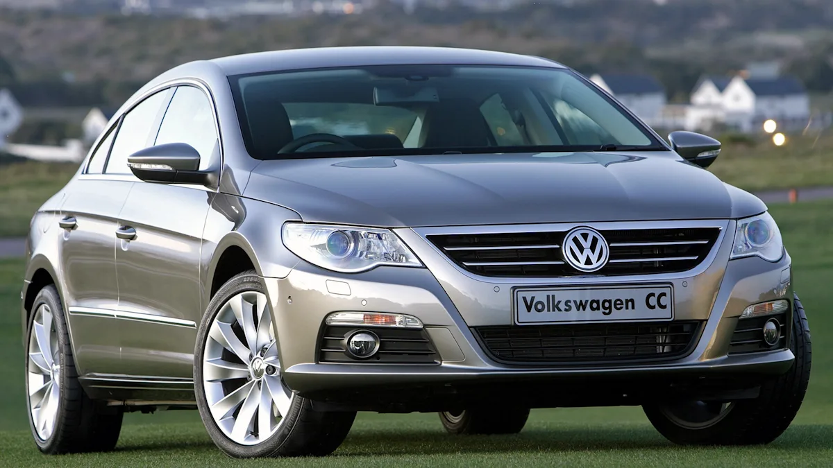 Volkswagen Passat CC cinza de frente resto de rico