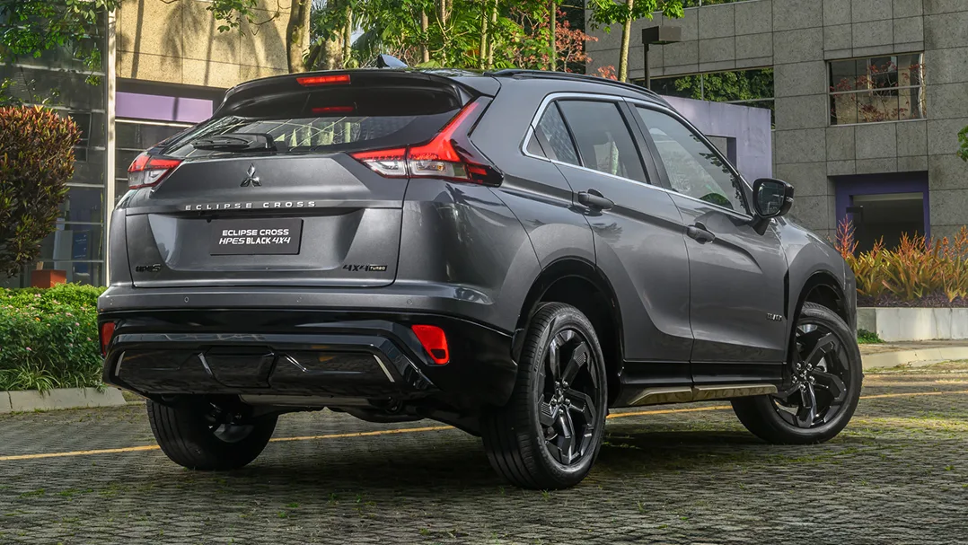 Mitsubishi Eclipse Cross HPE-S Black 4x4 cinza de traseira em um parque 