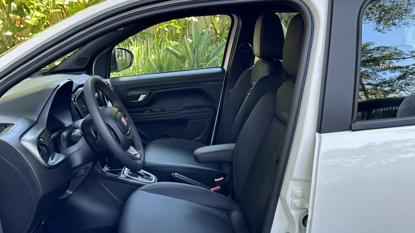 Interior da Fiat Strada Ultra com detalhes escuros