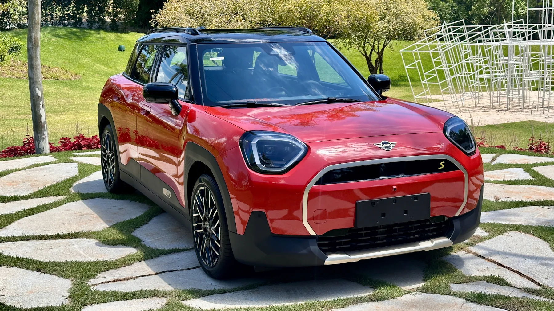 Mini Aceman SE vermelho com teto preto de frente em um gramado