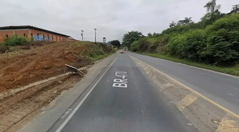 Trecho da BR-470 com estrada de terra ao lado