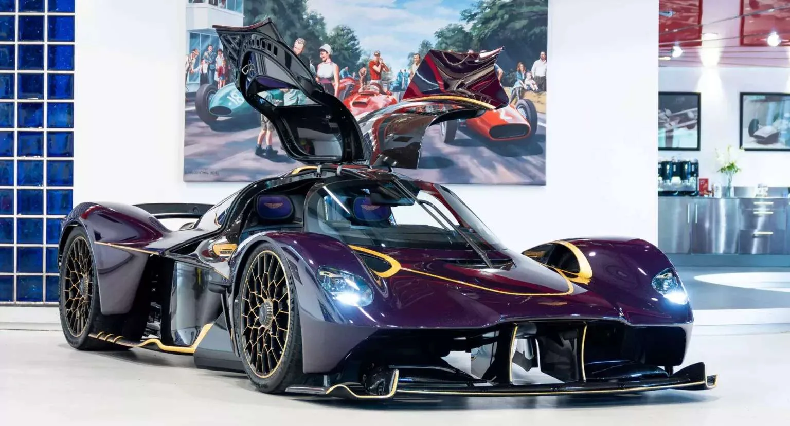 Aston Martin Valkyrie personalizado parado de frente com as portas abertas