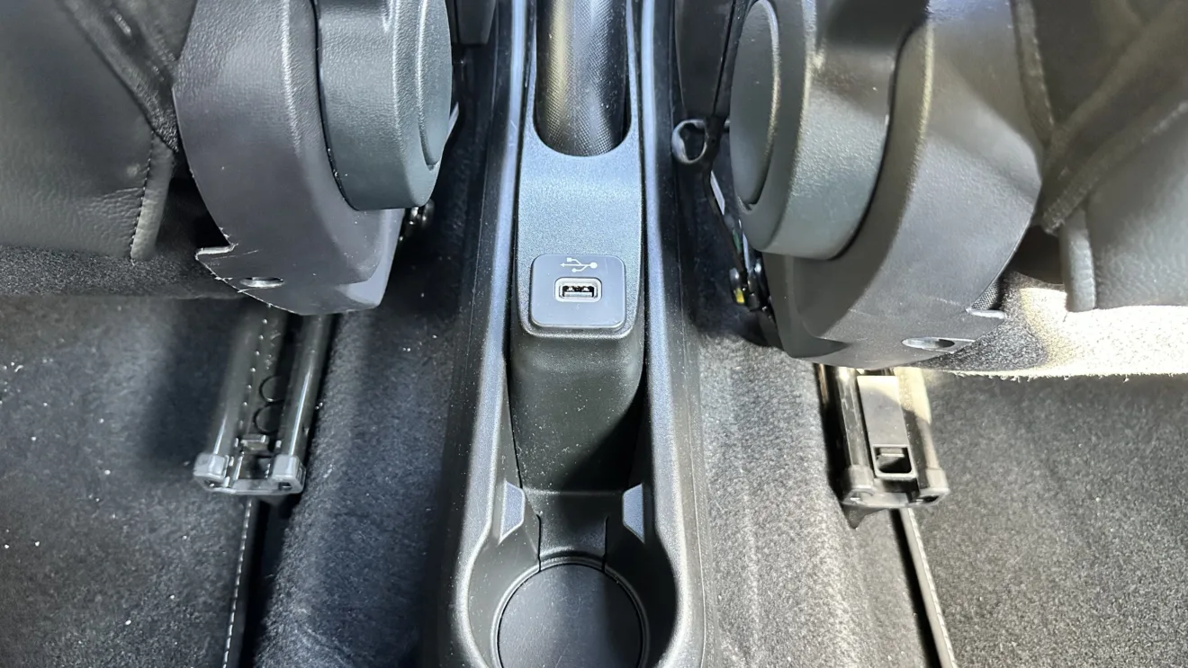 Parte do interior da Fiat Strada Ultra com peças escuras