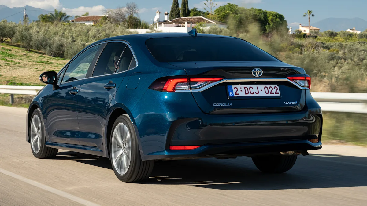 Toyota Corolla sedan verde de traseira