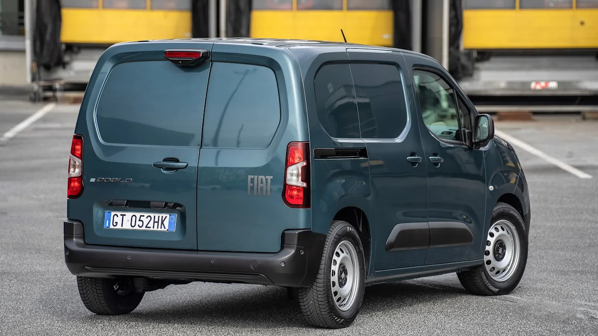 Fiat Doblo 2025 verde de traseira com um fundo amarelo