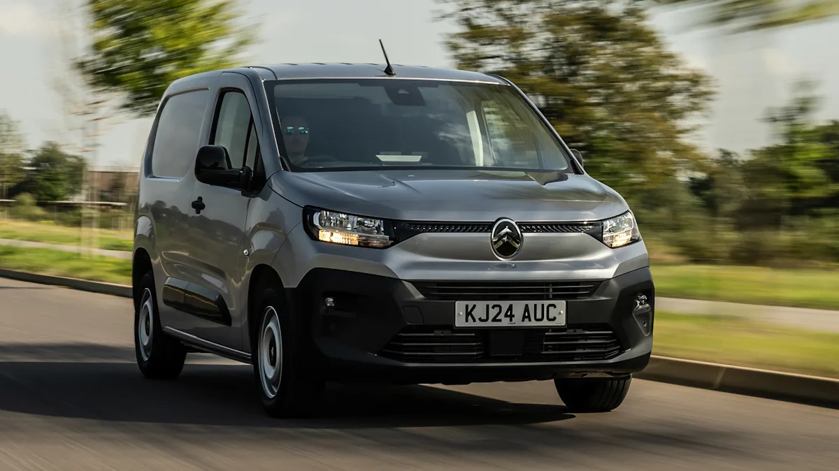 Citroën Berlingo cinza de frente