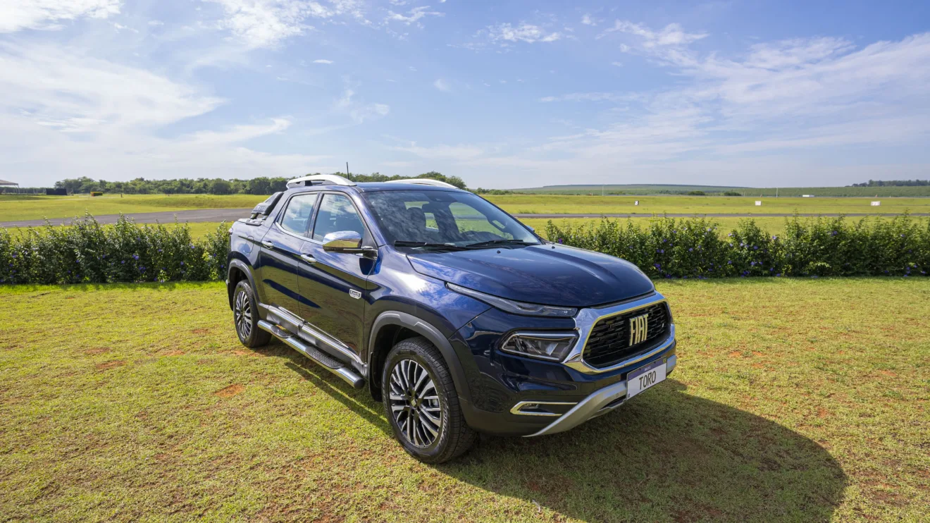 Fiat Toro Ranch azul 2.2, vista de frente e com mato ao fundo