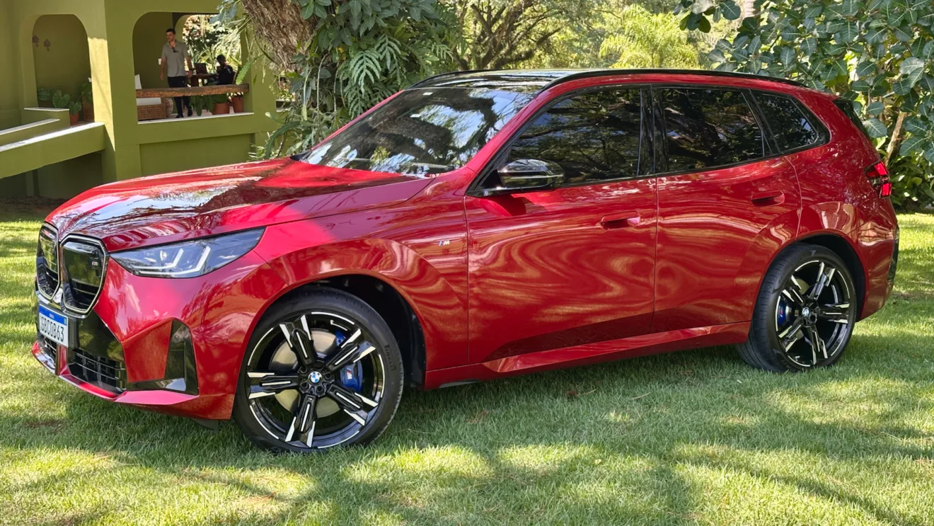 BMW X3 M50 vermelho de frente em um gramado