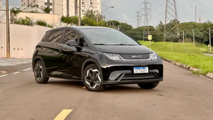 BYD Dolphin GS preto de frente no meio de uma rua - Carros chineses que compraríamos