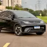 BYD Dolphin GS preto de frente no meio de uma rua - Carros chineses que compraríamos