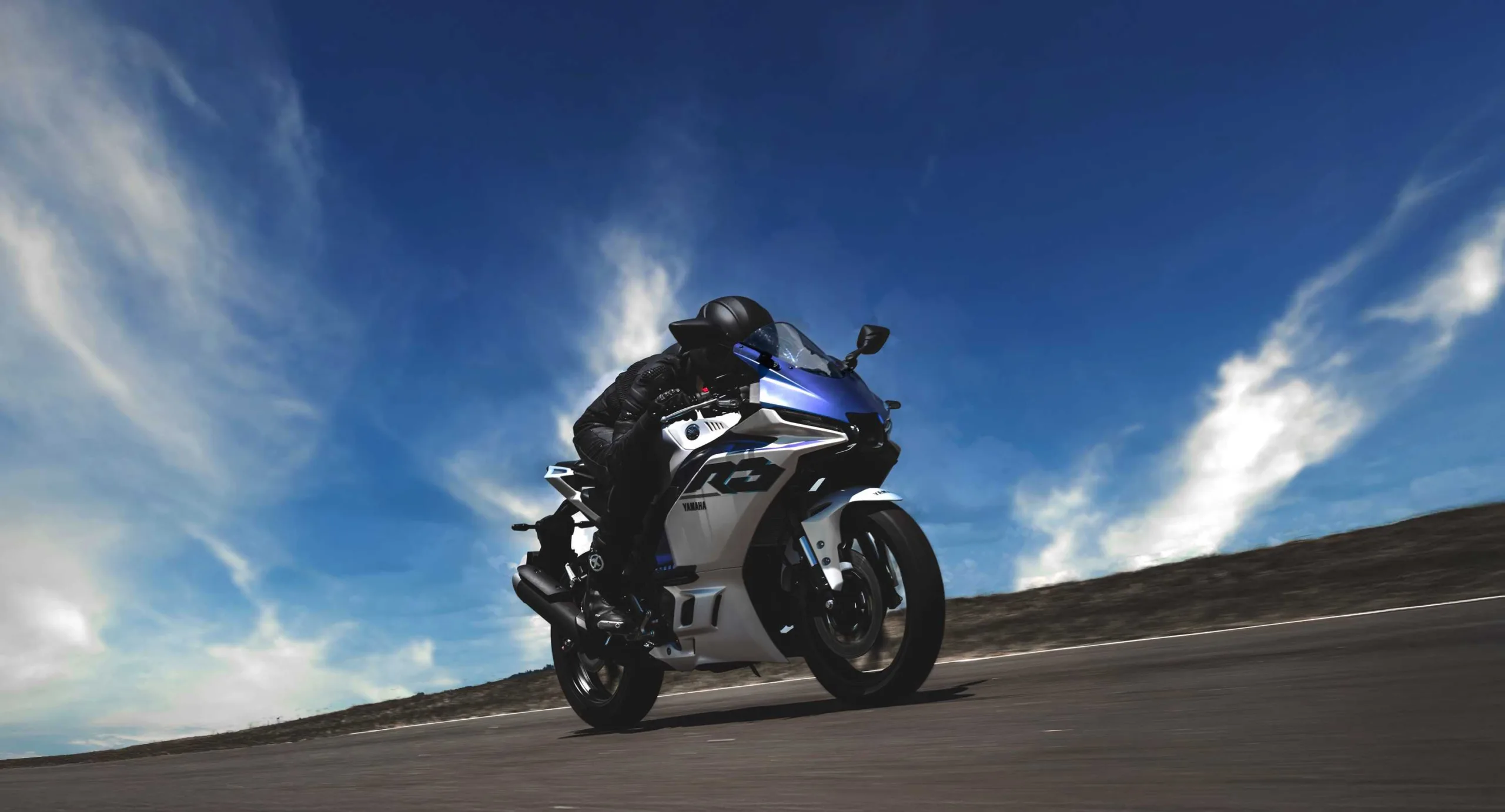 Yamaha R3 Connected de frente andando na pista