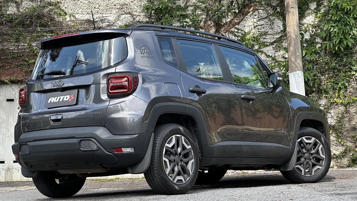 Jeep Renegade Sport Altitude parado de traseira com árvores ao fundo