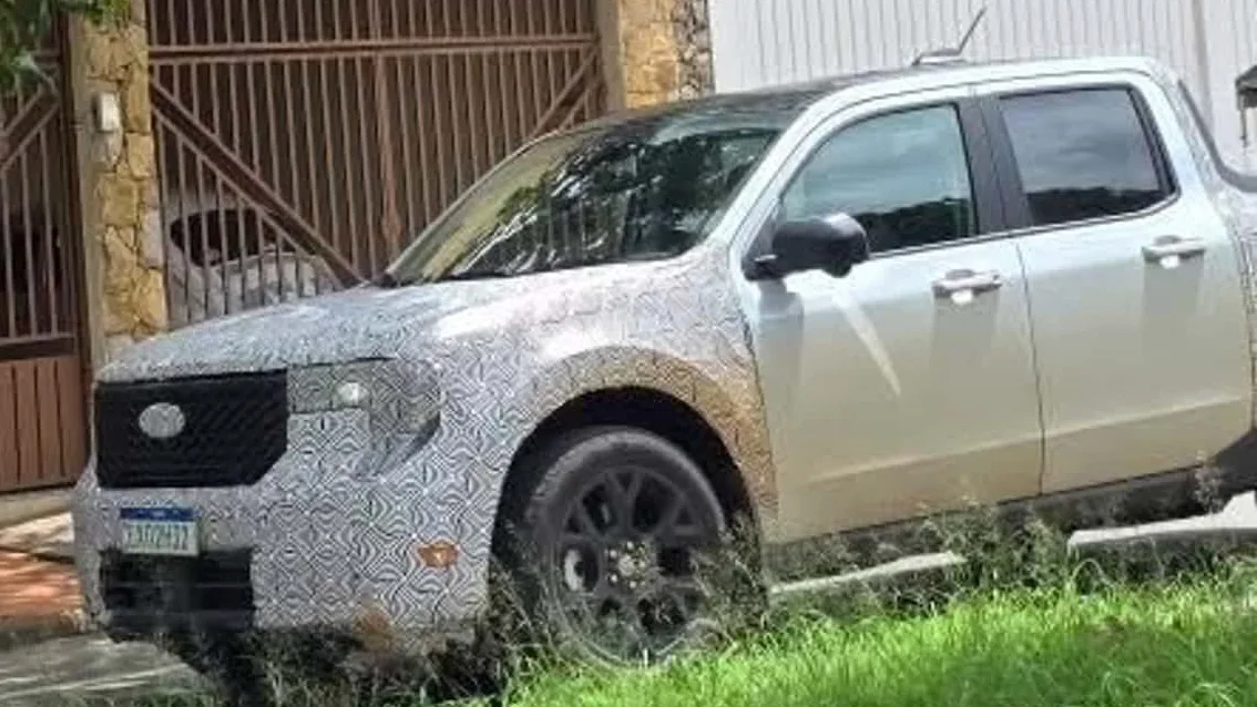 Ford Maverick reestilizada branca com camuflagem clara e vista de frente