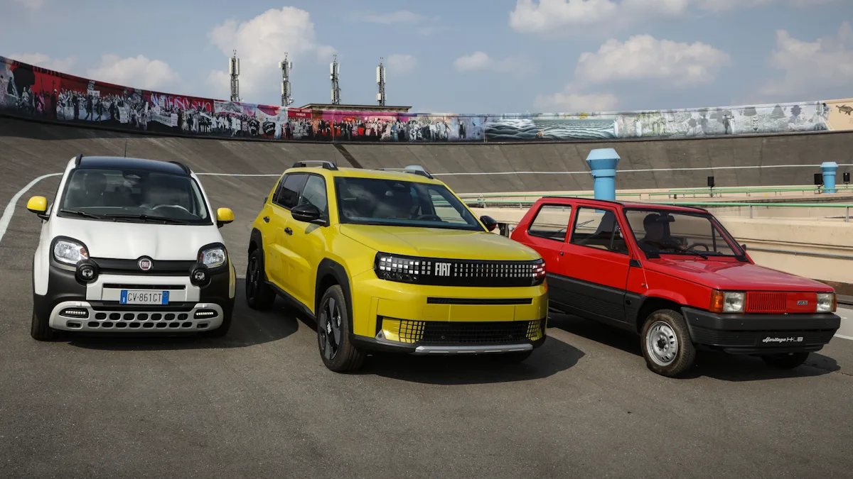 Fiat Pandina branco ao lado de um grande panda amarelo e de um panda 1980 vermelho no teto da fábrica da fiat