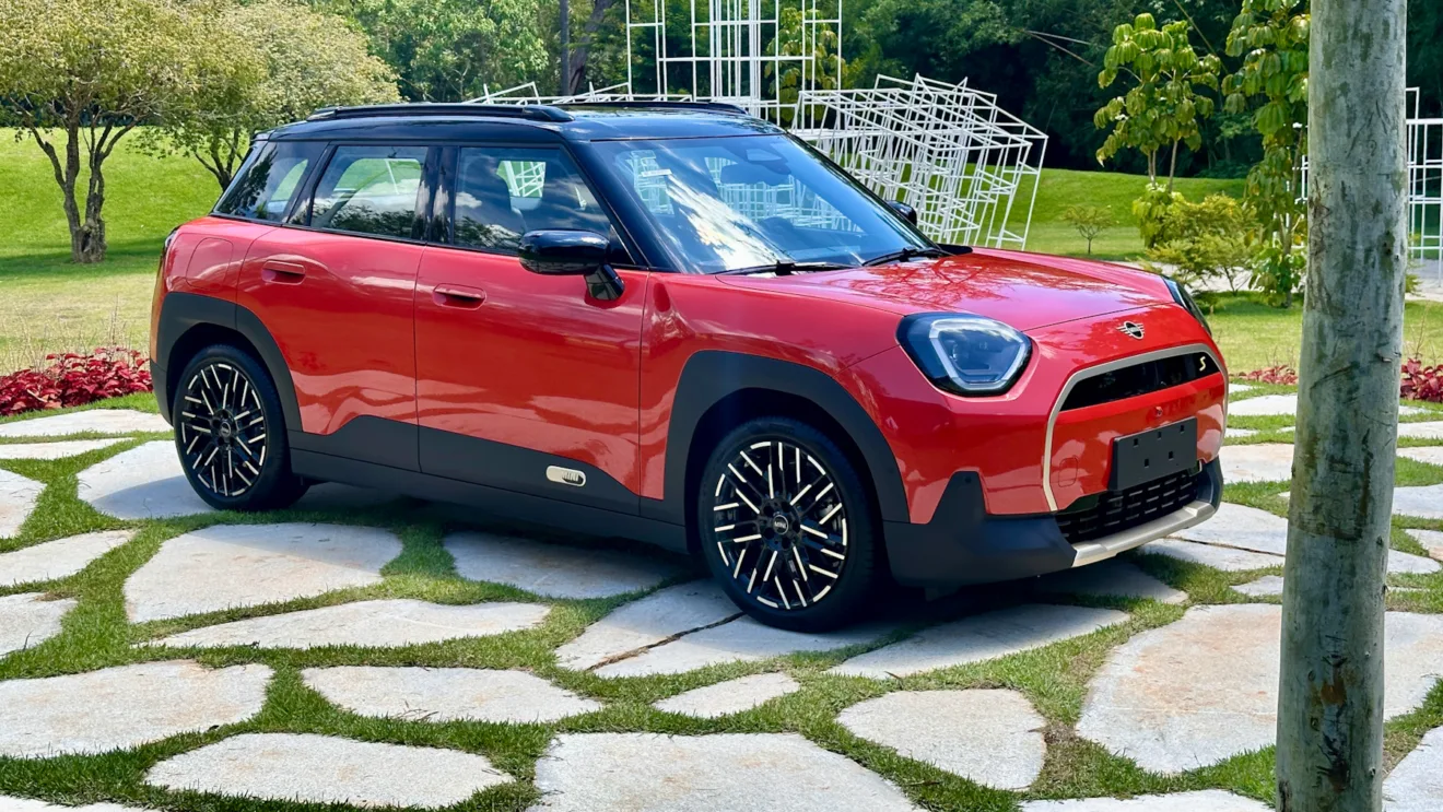 Mini Aceman SE vermelho com teto preto de frente em um gramado