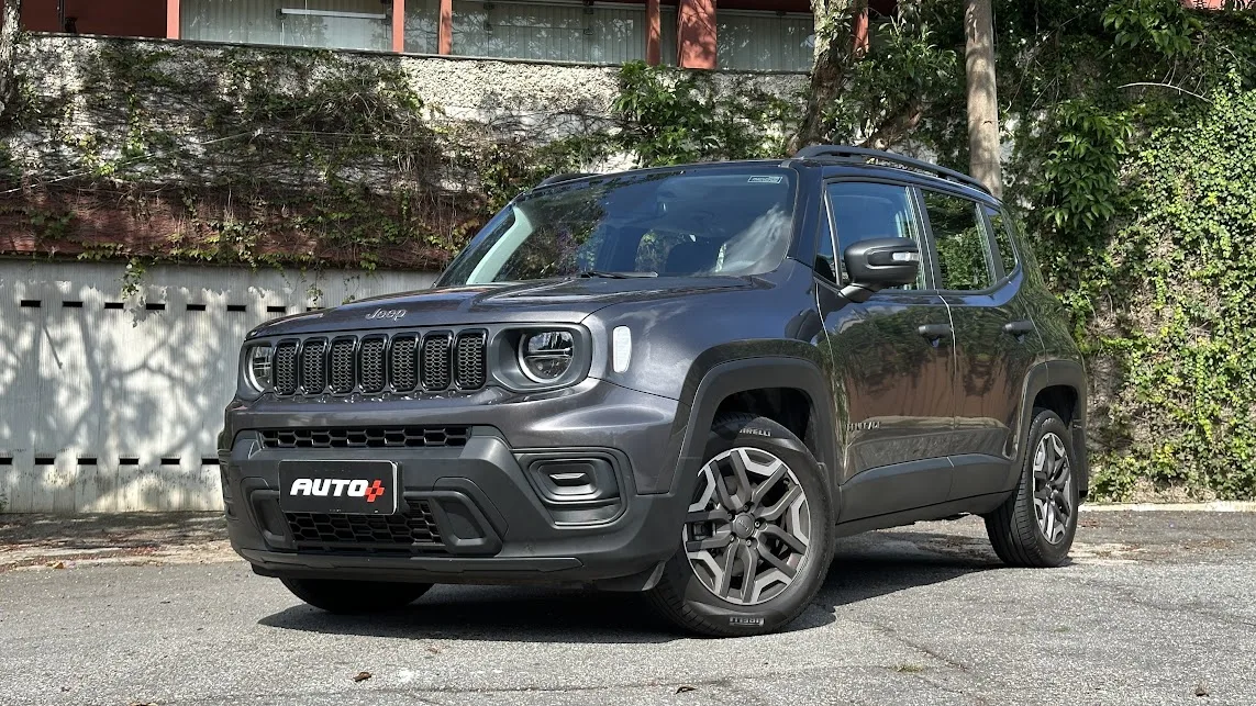 Jeep Renegade Sport Altitude parado de dianteira em frente a um portão branco