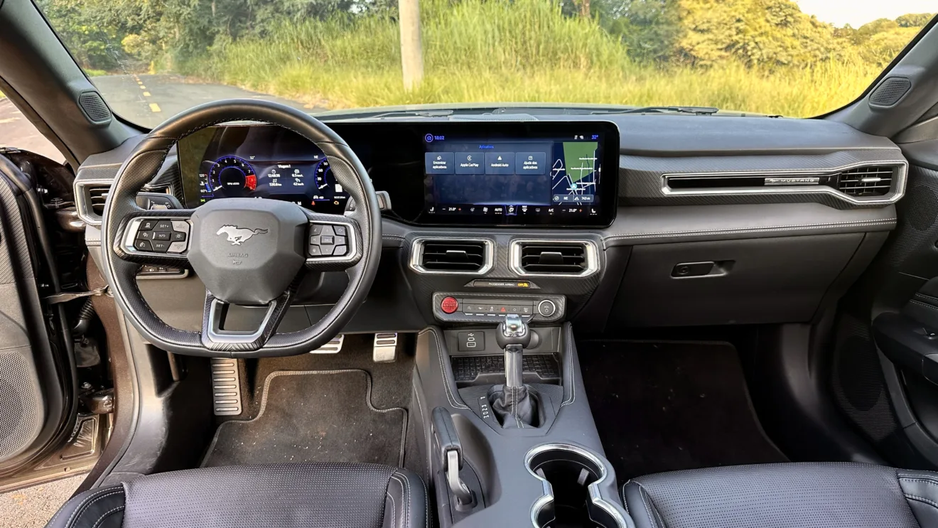 interior do ford mustang gt