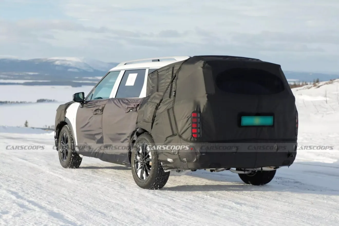 Hyundai Palisade branco, camuflado de preto, visto de trás e com neve ao fundo