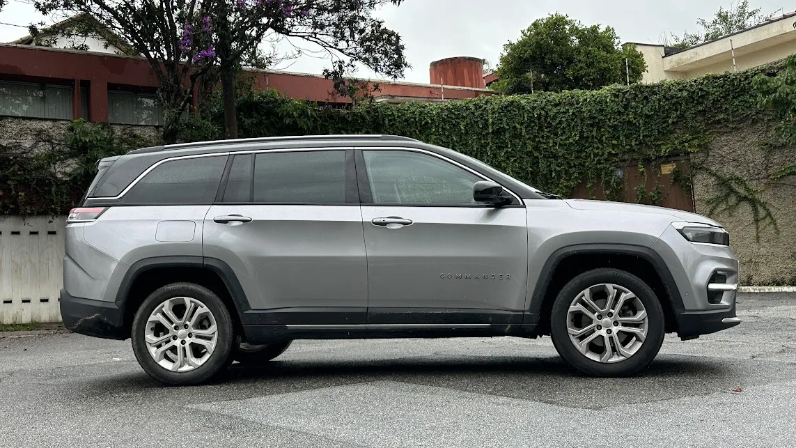 Jeep Commander cinza parado de lateral