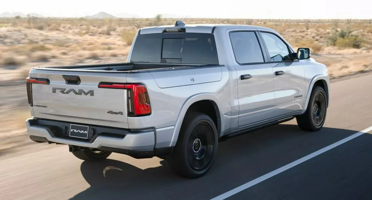 Ramcharger prata de traseira em movimento na estrada