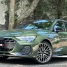 Audi A3 Sedan 2025 verde parado de frente com árvores ao fundo