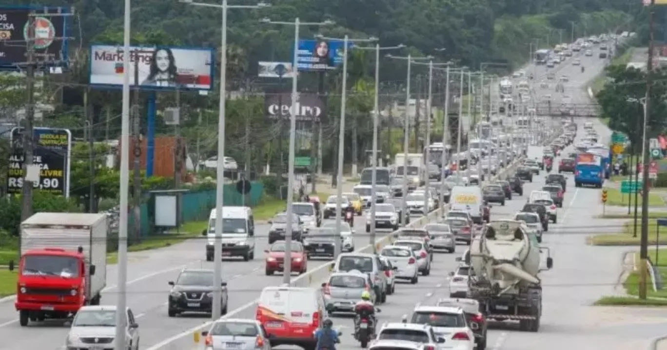 Trânsito congestionado de carros na SC-401