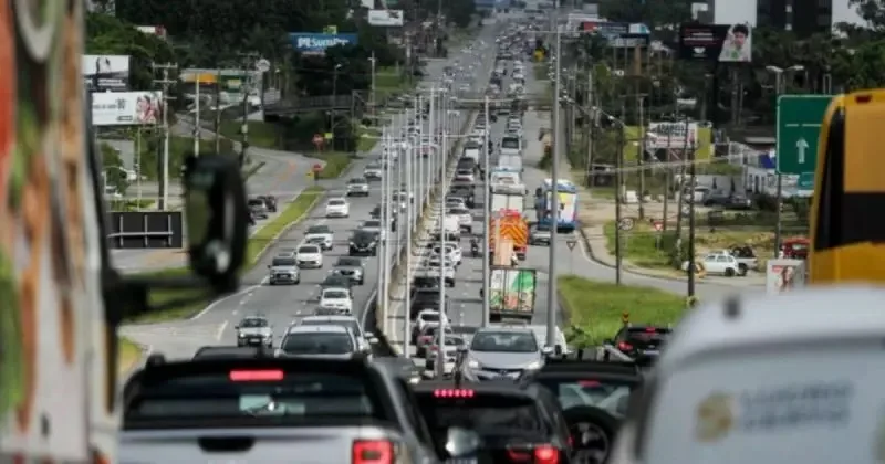 Excesso de carros parados em congestionamento na SC-401