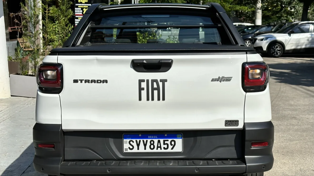 Vista de trás da Fiat Strada Ultra branca com detalhes escuros