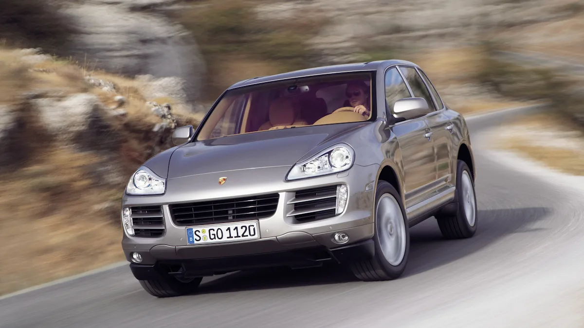 Porsche Cayenne de primeira geração de frente em uma estrada