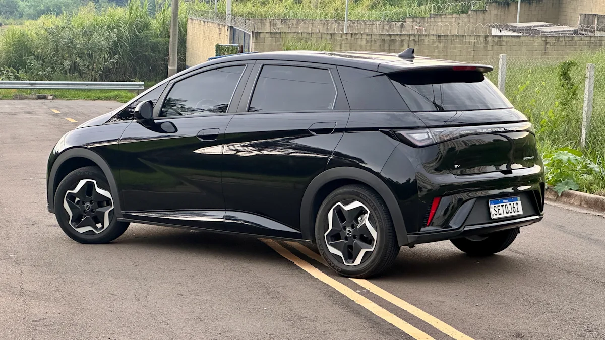 BYD Dolphin GS preto de traseira no meio de uma rua