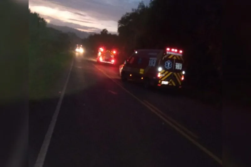 Ambulâncias socorrendo vítima de acidente na SC-135 de noite e com fárois e lanternas acesos